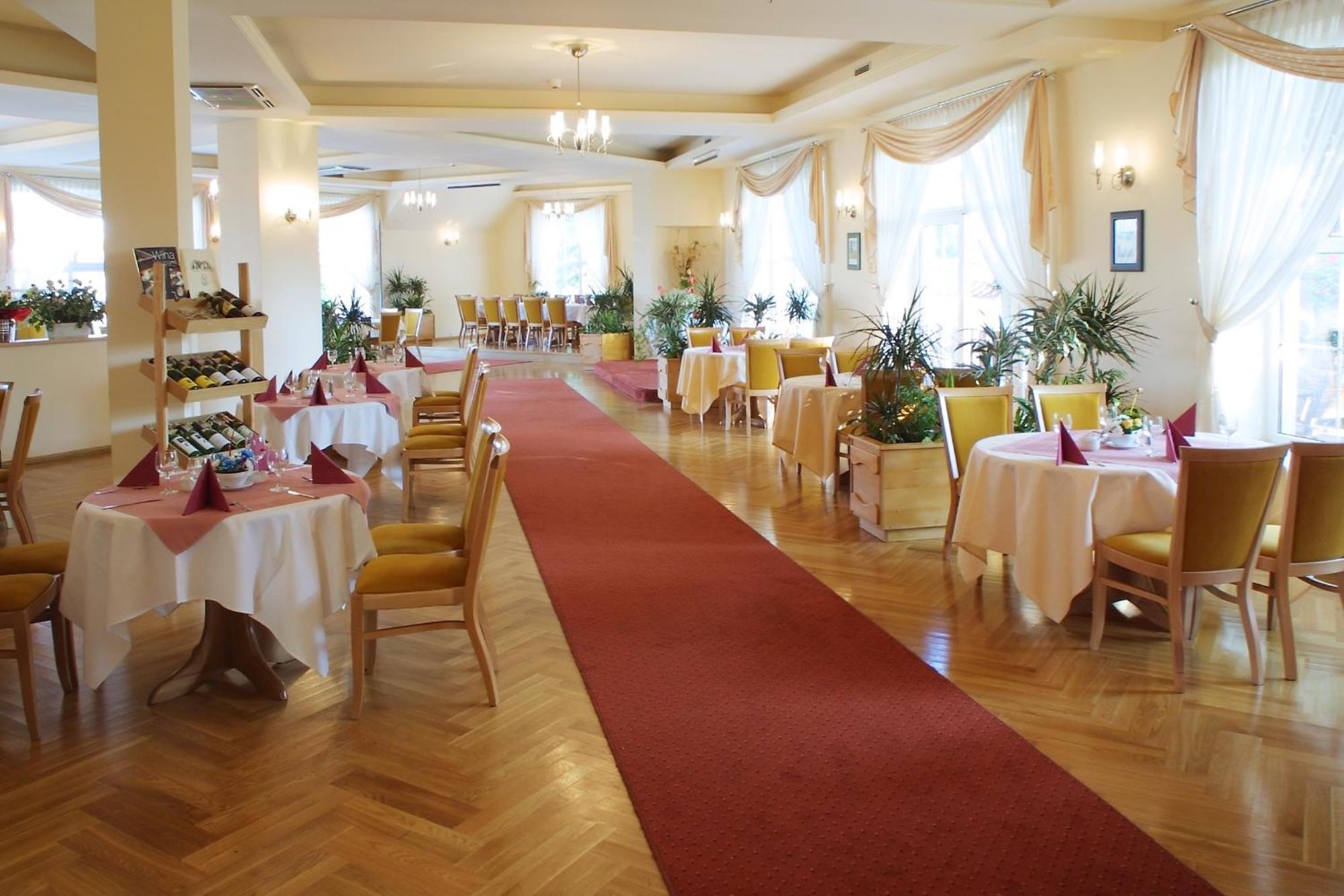 Hotel Bielany Bielany Wrocławskie Exteriör bild