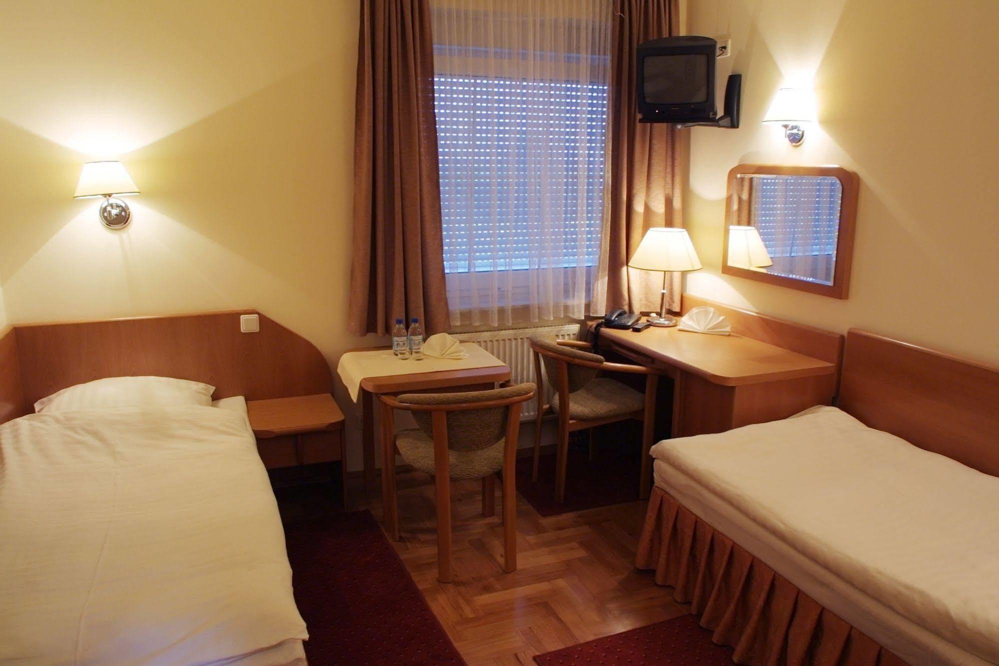 Hotel Bielany Bielany Wrocławskie Exteriör bild